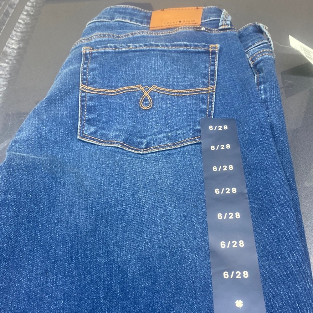 Size 6 or 28 inch waist Lucky Brand Jeans